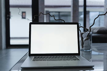 laptop, blank skjerm, reflekterende bord, innendørs innstilling, mockups, presentasjoner, nærbilde, Moderne bærbar PC, arbeidsområde, teknologi, minimalistisk design