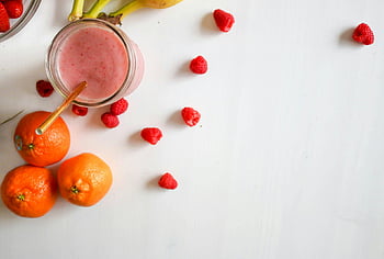 Smoothie di lampone, mandarini, sfondo bianco, vista dall'alto, frullato rinfrescante, frullato di frutta, bevanda salutare, Smoothie accanto alle arance, frutta fresca, arancia, frutto di lampone