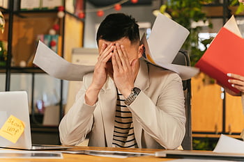 gestresstes Geschäftsmann, Papierkram, Büroumgebung, Ausbrennen, überwältigt, Arbeitsstress, Schreibtisch, Laptop, Unterlagen, Büro Burnout, Überlastung arbeiten