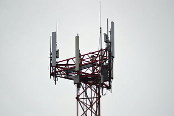 signální věž, Červená komunikační věž, antény, šedá obloha, vysoká struktura, Komunikační infrastruktura, bezdrátová síť, telekomunikací, Venkovní technologie, průmyslové vybavení, kovová konstrukce