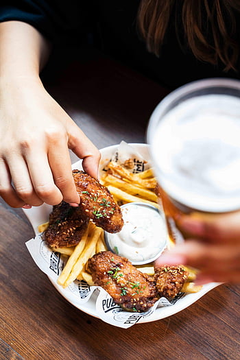 dívka jíst, kuřecí nugety, hranolky, krémová omáčka, detail, ruce hospodářství, smažené kuře, Fast Food, jídlo, Svačina, omáčka