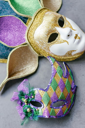 maškarní masky, Masky Mardi Gras, třpytivé masky, Slavnostní masky, šedý povrch, Barevné masky, dekorativní masky, párty masky, karnevalové masky, péřové masky