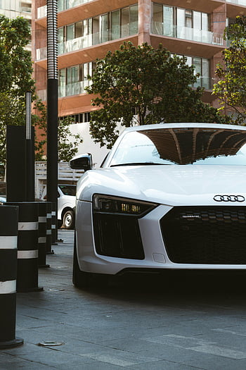 Valkoinen Audi R8, loistoauto, kaupunkikatu, tyylikäs muotoilu, eleganssi, nykyaikainen kaupunki, pysäköity auto, edestä, audi r8, valkoinen auto, kaupunkikuvan