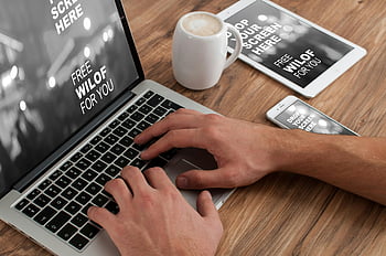 lidské ruky, jablko macbook, laptop, tableta, chytrý telefon, dřevěný stůl, Ukázka textu, hrnek na kávu, pracovního prostoru, technologie, produktivita