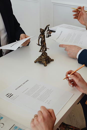 Lady Justice Figurine, ตารางสำนักงานกฎหมาย, เอกสารหย่าร้าง, ผู้เชี่ยวชาญด้านการตรวจสอบ, เอกสารทางกฎหมาย, สำนักงานกฎหมาย, พระราชกฤษฎีกาการหย่าร้าง, การให้คำปรึกษาด้านกฎหมาย, รูปปั้นความยุติธรรม, ผู้เชี่ยวชาญด้านกฎหมาย, การตั้งค่าห้องพิจารณาคดี