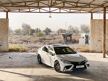 bílé toyota camry, zaparkované auto, betonová půda, průmyslové městské, kovová střecha, bílé auto, toyota camry, městské prostředí, elegantně zaparkované, průmyslového prostředí, kovová konstrukce
