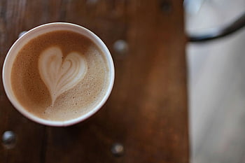 cappuccino, latte art, Latte ve tvaru srdce, Rustikální dřevěný stůl, Teplé cappuccino, kávový šálek, detailní fotografie, káva umění, kávový nápoj, dřevěný povrch, srdce design