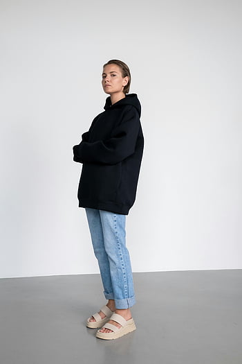 Γυναίκα σε μαύρο hoodie, denim τζιν, ρύθμιση στούντιο, κομψή νεαρή γυναίκα, Casual ντύσιμο, μαύρο hoodie, φωτογραφία στούντιο, φωτογραφία μόδας, Casual στυλ, λευκό φόντο