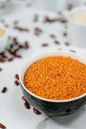 lenticchie rosse, ciotola in ceramica bianca, bancone della cucina, vista ravvicinata, lenticchie grezze, ciotola di ceramica, Lenticchie, cucina, fotografia di cibo, cibo salutare, cibo vegetariano