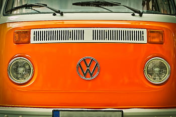 Orange Volkswagen Van, Vintage Volkswagen, přední znak, jasně oranžová, Klasický design, detailní fotografie, Volkswagen van, vinobraní dodávka, oranžová dodávka, Klasický Volkswagen, čelní pohled