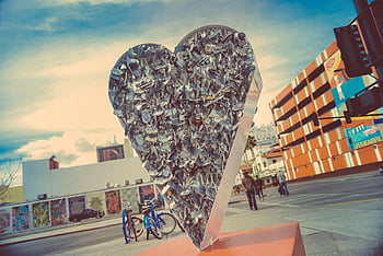 Herzstatue, metall Herz, städtische Kunst, Straßenkunst, Skulptur im Freien, öffentliche Kunst, moderne Kunst, Herzskulptur, Stadtbild, künstlerische installation, Herz-Design