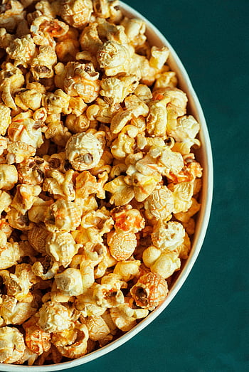 Popcorn v misce, máslový gurmánský popcorn, bílá mísa, zelené pozadí, pohled shora, popcorn, gurmán popcorn, Bílá mísa na zelené, máslový popcorn, Svačina, fotografování potravin