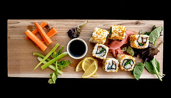 sushi tál, friss zöldségek, egészséges étkezés, fatábla, felülről lefelé nézet, főtt étel, citrom szeletek, sárgarépa botok, zellerpálcák, szója szósz, saláta levelek