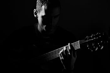 foto in scala di grigi, uomo che suona la chitarra, ritratto in bianco e nero, chitarrista, posa artistica, suonare la chitarra, fotografia in bianco e nero, Artista musicale, Immagine monocromatica, fotografia artistica