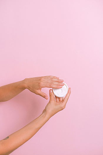 顔のクリーム、 保湿剤、 スキンケア、 健康、 ピンクの背景、 閉じる、 手を適用します、 美しさ、 セルフケア、 フェイシャルトリートメント、 スキンケアルーチン