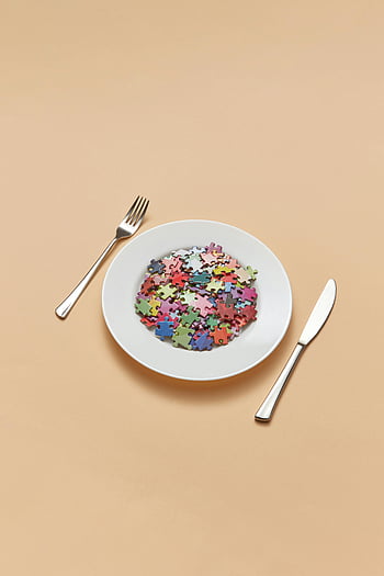 dílky, bílá keramická deska, Barevné puzzle, Vidlička a nůž, tvořivost, složitost, nastavení tabulky, minimalistický design, umělecké kompozice, ploché ležel, stálý život