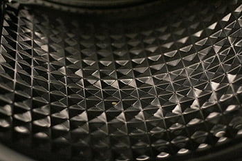 екструдиран материал, текстурирана повърхност, черна повърхност, геометрични модели, отразяващи качества, Подробно изображение, индустриална текстура, близък изглед, текстура на повърхността, Индустриален дизайн, Материална текстура