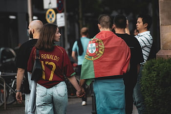 แฟนฟุตบอล, กรุงเบอร์ลิน, ธงโปรตุเกส, สถานที่ถ่ายภาพ, Cristiano Ronaldo, สถานที่เกิดเหตุ, กลุ่มคน, สภาพแวดล้อมในเมือง, ชุดลำลอง, เมืองในยุโรป, ผู้สนับสนุนกีฬา