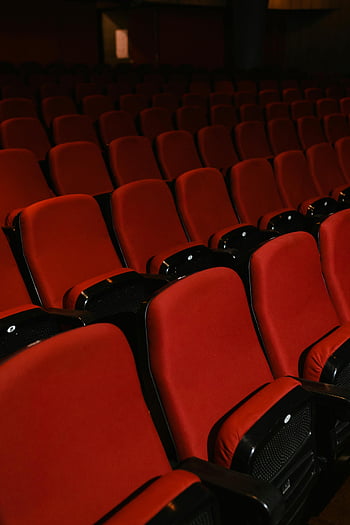 puste siedzenia, kino, czerwone siedzenia, pusty teatr, rzędy siedzeń, Dramatyczna atmosfera, fotele teatralne, fotele kinowe, pusta audytorium, Czerwone siedzenia kinowe