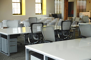Büro eröffnen, Schreibtische, Stühle, natürliche Beleuchtung, rollender Stuhl, Arbeitsplatz, schwarzer Stuhl, Büromöbel, modernes Büro, Geräumiges Büro, Schreibtisch-Setup