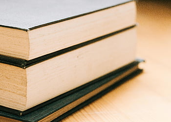 hardbound bøger, brunt træbord, stak bøger, Nærbillede, indbundne bøger, viden, litteratur, bogstabel, træoverflade, læse materiale, pædagogiske ressourcer