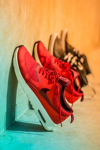 Red Nike Running Shoes, Vibrující červené tenisky, Moderní styl obuvi, zaostřovací fotografie, displej tenisky, Nike tenisky, červené tenisky, běžecké boty, Styl obuvi, Zobrazit boty, Moderní boty