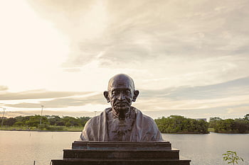 Mahatma Gandhi, Bronze Büste, Brasilia, Brasilien, Gelassener See, Park, Skulptur im Freien, historische Figur, friedliche Umgebung, kulturelles Wahrzeichen, Monument
