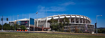 estádio rfk, edifício de concreto branco, campo de grama verde, dia, Arquitetura icônica, céu azul claro, vista panorâmica, Estádio ao ar livre, Washington DC., local de esportes, ponto de referência