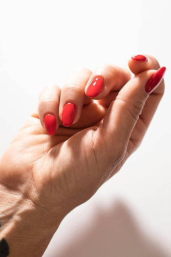Czerwone pomalowane paznokcie, kobieca ręka, Stylowy manicure, elegancka poza, jasne tło, zbliżenie, czerwone paznokcie, dłoń, manicure, ustawienie światła, czerwony lakier