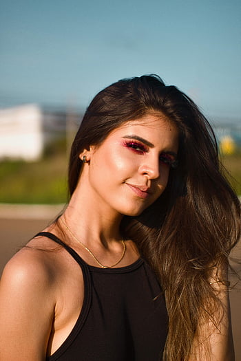 Dámský černý top na špagety, módní mladá žena, letní sluneční světlo, makeup, účes, venkovní portrét, černý top, špagety popruh, Zlatý náhrdelník, dlouhé vlasy, náušnice
