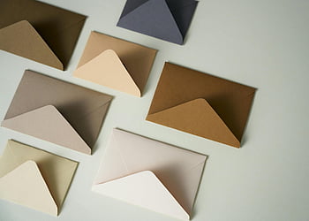 hnědé obálky, bílý povrch, ploché ležel, barevné obálky, Minimalistický styl, neutrální pozadí, Design obálky, papírové obálky, papírnické zboží, kolekce obálek, uspořádání obálky