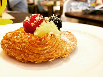 pasticceria al forno, bacche e crema, amanti dei dessert, Pentria allettante, panna montata, dessert alle bacche, dessert pasticceria, pasticceria dolce, pasta sfoglia, pasticceria da dessert, crema e bacche