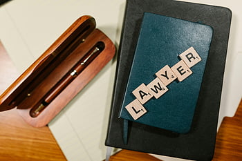 Scrabble-Fliesen, Anwalt, Blaues Notizbuch, Holzstiftkoffer, Draufsicht, Anwaltschaft, Schreibtisch-Setup, Bürobedarf, Professionelle Werkzeuge, Lernmaterialien, Arbeitsumgebung