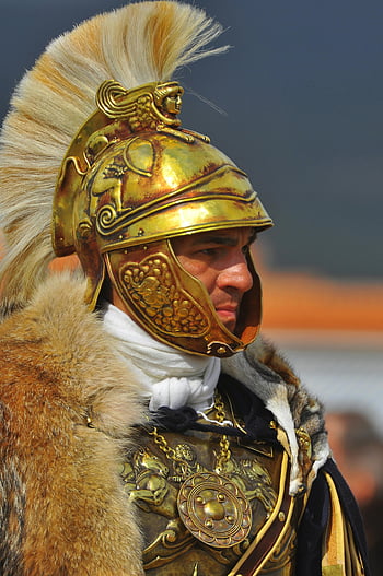 römischer Krieger, goldene Rüstung, detaillierter Helm, Outdoor Pose, historisches Kostüm, Alter Krieger, Gold und Weiß, detailliertes Kostüm, römischer Soldat, historische Nachstellung, Outdoor-Einstellung