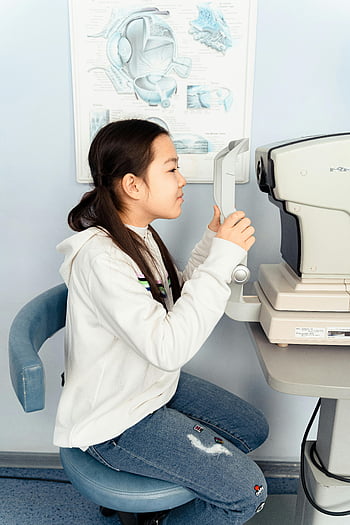 oogcontrole, jong meisje, oogonderzoek, optometrie-apparatuur, kliniek, gezeten, oog gezondheid, visie -test, medische controle, optometrist, oog zorg