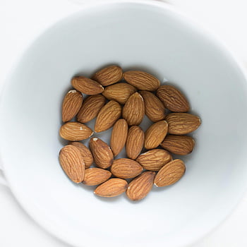 brun mandel nødder, hvid keramisk skål, Organiske mandler, Sund snacking, nærbillede, mandel nødder, hvid skål, sunde snacks, Mandel sundhedsmæssige fordele, Mandel ernæring, Mandelfordele