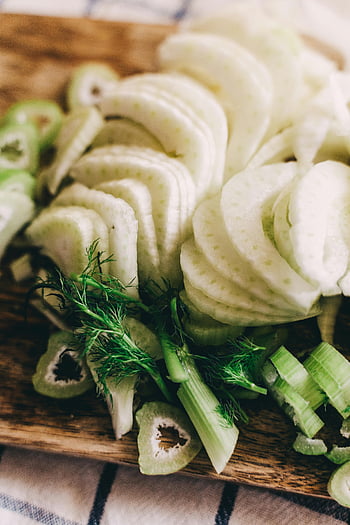 irisan adas, papan kayu, sayuran segar, Sayuran bergizi, merapatkan, makanan sehat, persiapan sayuran, bahan dapur, Fotografi Kuliner, fotografi makanan