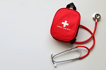 lékárnička, Red First Aid Kit, stetoskop, bílé pozadí, Témata zdravotní péče, lékařské vybavení, nouzová souprava, zdravotní zásoby, zdravotní péče, lékařské nástroje, první pomoc