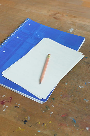 notebook, čistý papír, tužka, dřevěný stůl, pohled shora, spirála notebook, prázdné listy, studijní stůl, Nástroje pro psaní, kancelářské potřeby, nastavení pracovního prostoru