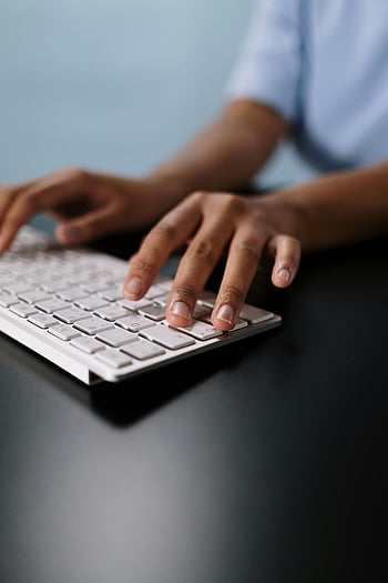 白いコンピューターのキーボード、 手タイピング、 クローズアップビュー、 洗練された白いキーボード、 ワイヤレスキーボード、 机、 人タイピング、 机の上のキーボード、 手を入力します、 白いキーボード、 キーボード