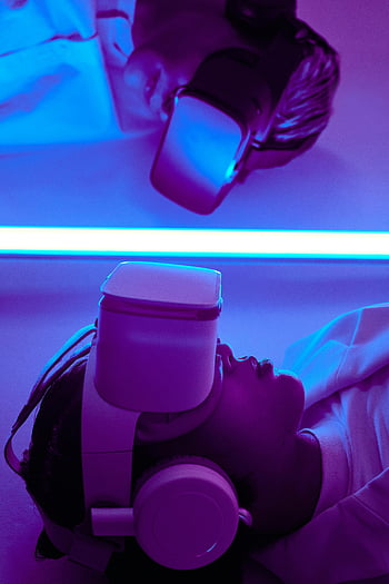 vr headset, nærbillede skudt, neonlys, futuristiske temaer, Virtual reality, gaming, Immersive oplevelse, teknologi, underholdning, to personer, vr kasse