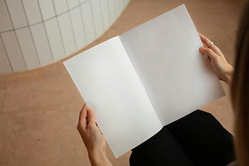 žena, otevřený zápisník, minimalistický design, makety, dostatek prostoru pro kopie, prázdné stránky, čtení, studie, práce, příležitostné nastavení, Kniha rukou