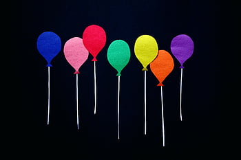 Renkli Kesim Balonları, siyah arka plan, canlı kağıt balonlar, karanlık fon, kutlamaları, Tasarım Temaları, bayram süslemeleri, parti dekoru, parlak renkler, kağıt el sanatları, dekoratif elemanlar