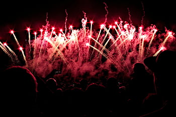 esplosione di fuochi d'artificio, Sparks luminosi, cielo notturno, colori vibranti, display celebrativo, Atmosfera festosa, Show di luce abbagliante, Fuochi d'artificio aereo, esplosioni colorate, piste di fumo, sfondo scuro