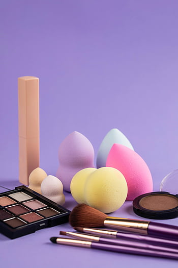 makeup produkter, lilla overflade, Skønhedsblandinger, make-up pensler, øjenskygge paletten, læbestift, kosmetiske værktøjer, Skønhedsværktøjer, Makeup svampe, lilla baggrund, skønhedsprodukter