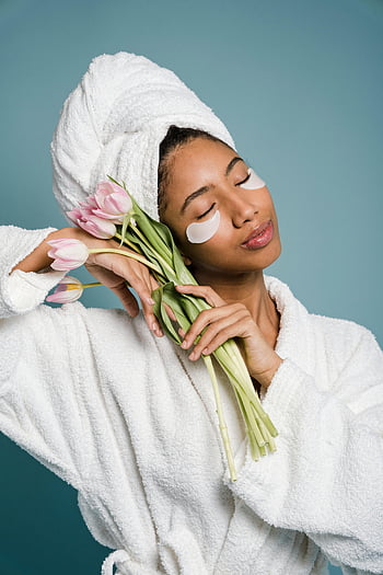 Klidná černá žena, Lázeňský postup, klidná žena, župan, oční skvrny, tulipány, modré pozadí, péče, relaxace, kosmetické ošetření, wellness
