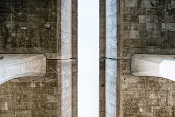 betonnen constructie, symmetrisch ontwerp, textuurdetails, geometrische patronen, close-up weergave, bruin en wit, Overdagscène, architectonische elementen, stedelijke infrastructuur, brug onderdoorgang, betonnen pijlers