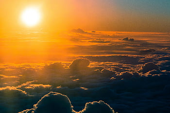 Wolkenmeer, Luftaufnahme, dramatischer Sonnenuntergang, dicke Wolken, glühender Horizont, Sonnenuntergang Wolken, Sonnenuntergang aus der Luft, Blick auf den Sonnenuntergang, Blick auf den Himmel, Sonnenuntergang Landschaft