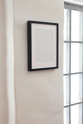 černý rám, bílé zdi, minimalistický interiér, moderní design, závěsný rám, mezi okny, Jednoduchý rám, interiér, nástěnné umění, domovní dekorace, prázdný rámeček