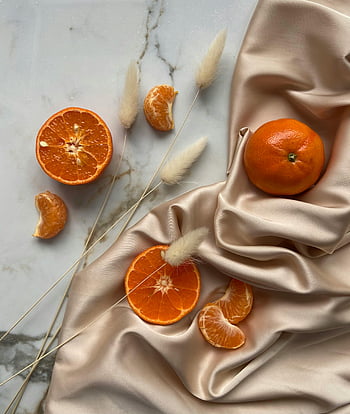 narancs, mandarin, textil, Friss szeletelt narancs, selymes anyag, szárított füvek, természetes hangulat, egészséges hangulat, felülnézet, gyümölcsfotózás, csendélet